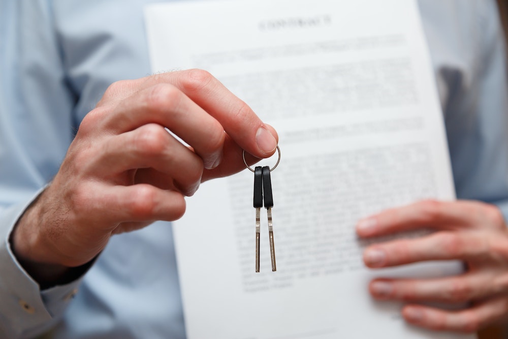 Attestation d'hébergement : enjeux et risques pour le locataire