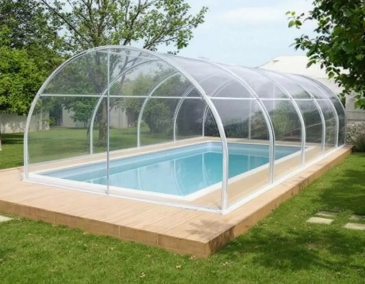 Installer un abri de piscine haut de gamme à Vénissieux : protection et design pour votre bassin